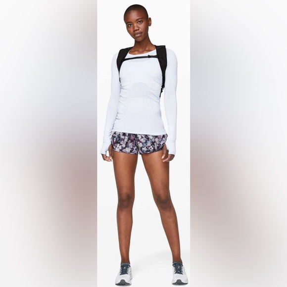 Lululemon Hotty Hot Short II '2.5" Utopia Multi/ Deep Phantom Size: 6 - Picture 2 of 15